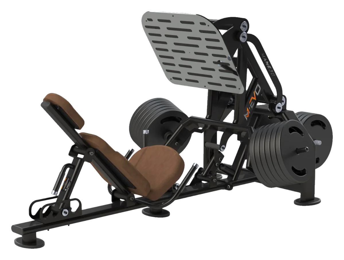 Leg Press 45º Convergente da linha M-EVO, vista em perspectiva