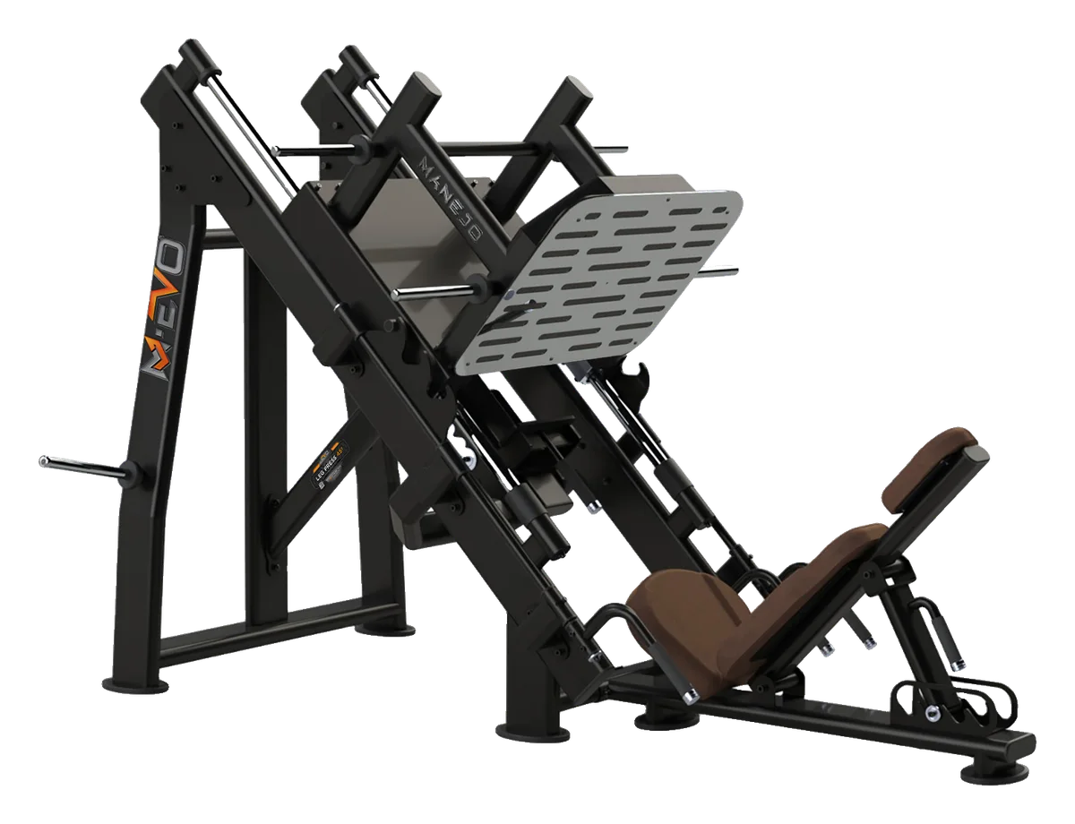 Leg Press 45º da linha M-EVO, vista em perspectiva